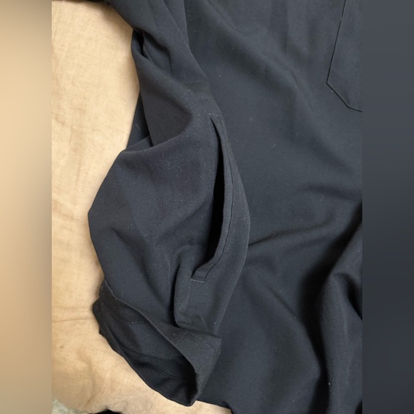 FIGS Men's Black V-Neck scrub top with side pockets - Picture 5 of 8